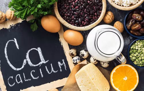 6. Canxi. Bất kể độ tuổi nào, cơ thể đều có khả năng thiếu hụt canxi. Nguyên nhân thiếu canxi chủ yếu do thói quen ăn uống hàng ngày như ăn quá mặn, quá nhiều đường, ăn nhiều thịt, ít vận động,... Thiếu canxi ảnh hưởng trực tiếp đến sự phát triển của xương. Muốn bổ sung đúng cách, bạn nên tập thể dục nhiều hơn, tăng tiếp xúc với ánh nắng mặt trời, ăn nhiều thực phẩm giàu canxi như hải sâm, rong biển, sản phẩm từ sữa, sản phẩm từ đậu nành,...