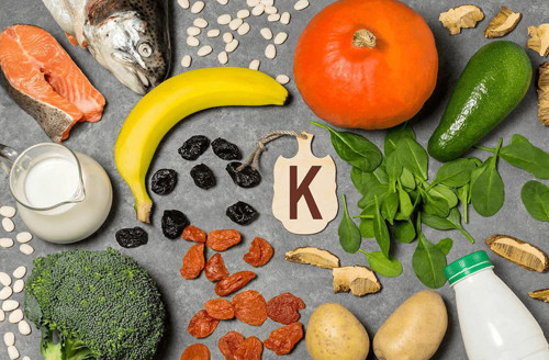 8. Kali. Những người ăn mặn, đổ nhiều mồ hôi, uống rượu và hút thuốc lá dễ đối diện tình trạng thiếu kali. Thực tế, kali phân bố rộng rãi trong cơ, dây thần kinh và máu. Thiếu kali ảnh hưởng trực tiếp đến quá trình dẫn truyền thần kinh, duy trì các chức năng bình thường của cơ bắp và dây thần kinh trong cơ thể. Những thực phẩm giàu kali gồm chuối, khoai tây, hạt sen, lạc, đậu tương, rau muống, rong biển, tảo bẹ,...