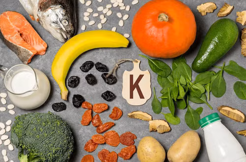 8. Kali. Những người ăn mặn, đổ nhiều mồ hôi, uống rượu và hút thuốc lá dễ đối diện tình trạng thiếu kali. Thực tế, kali phân bố rộng rãi trong cơ, dây thần kinh và máu. Thiếu kali ảnh hưởng trực tiếp đến quá trình dẫn truyền thần kinh, duy trì các chức năng bình thường của cơ bắp và dây thần kinh trong cơ thể. Những thực phẩm giàu kali gồm chuối, khoai tây, hạt sen, lạc, đậu tương, rau muống, rong biển, tảo bẹ,...