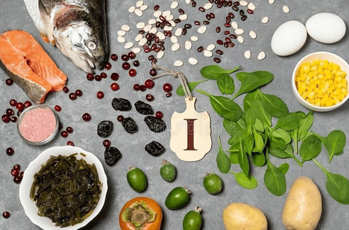1. I-ốt. I ốt là một trong các nguyên tố vi lượng cần cho sự sống của nhiều sinh vật. Thiếu i ốt chủ yếu do chế độ ăn và môi trường sống. Chẳng hạn, những vùng đất xa biển, hàm lượng i ốt trong thực phẩm quá thấp, cơ thể không hấp thụ đủ i ốt qua thức ăn hàng ngày. (Ảnh: Aboluowang)