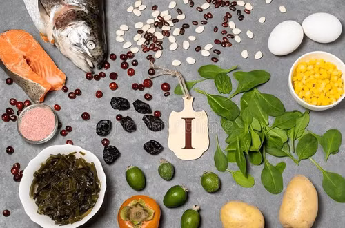 1. I-ốt. I ốt là một trong các nguyên tố vi lượng cần cho sự sống của nhiều sinh vật. Thiếu i ốt chủ yếu do chế độ ăn và môi trường sống. Chẳng hạn, những vùng đất xa biển, hàm lượng i ốt trong thực phẩm quá thấp, cơ thể không hấp thụ đủ i ốt qua thức ăn hàng ngày. (Ảnh: Aboluowang)