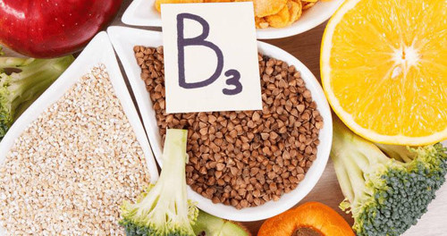 5. Vitamin B. Vitamin B là một trong những loại vitamin (bao gồm vitamin B1, B2, B6 và B12) cơ thể thường thiếu hụt. Vitamin B rất khó tổng hợp trong cơ thể, đồng thời thời gian tồn tại rất ngắn nên chủ yếu bổ sung từ bên ngoài. Thiếu vitamin B ảnh hưởng đến sự phát triển bình thường, dễ loét miệng, mất ngủ, chán ăn, suy giảm trí nhớ,... Vitamin B có nhiều trong gan bò, cừu, lợn, thịt cá, tôm, đậu, khoai tây, yến mạch, nấm,..