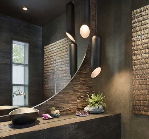 Tuy nhiên, nếu nửa đêm tỉnh dậy đi vệ sinh thì bóng tối sẽ khiến bạn mất thời gian tìm công tắc đèn hoặc bật điện thoại. Điều này khiến não bộ phải tập trung làm việc nên ngủ lại sẽ khó khăn hơn nhiều. Bật đèn nhà vệ sinh rồi đóng cửa, cường độ ánh sáng phù hợp sẽ có lợi cho giấc ngủ.