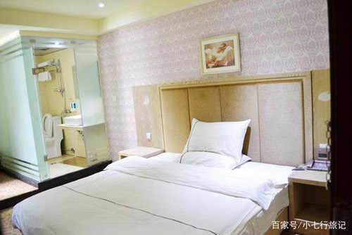 Tuy vậy, nếu có việc phải ở khách sạn như đi công tác, du lịch, lễ tân thường khuyên khách lưu trú bật đèn toilet khi ngủ. So với những ảnh hưởng với sức khỏe, bật đèn nhà vệ sinh lúc này sẽ mang lại nhiều lợi ích hơn.