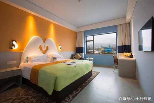 Mối nguy từ việc bật đèn khi ngủ với trẻ em còn nghiêm trọng hơn. Cụ thể, để đèn sáng khi ngủ làm tăng nguy cơ cận thị gấp đôi do võng mạc của trẻ khá nhạy cảm. Để đèn khi ngủ còn ảnh hưởng quá trình tiết hormone tăng trưởng, khiến lượng hormone tăng trưởng bị giảm đi, không có lợi cho sự phát triển của trẻ.