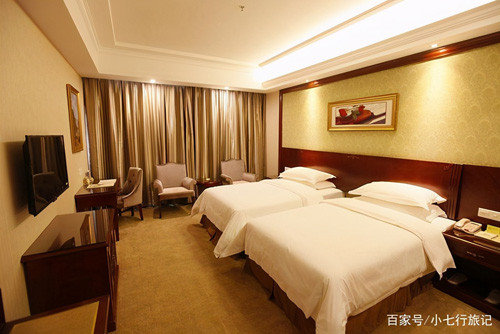 Trước hết, bật đèn nhà tắm khi ngủ giúp khách tránh vấp ngã khi có nhu cầu đi vệ sinh ban đêm. Thức dậy sau giấc ngủ, nhiều người trong trạng thái mê man, tinh thần chưa thực sự tỉnh táo. Khả năng xác định phương hướng và cân bằng lúc này đều kém hơn so với ban ngày. Nếu không bật đèn, khách phải mò mẫm trong phòng tối, dễ dẫn đến vấp ngã.