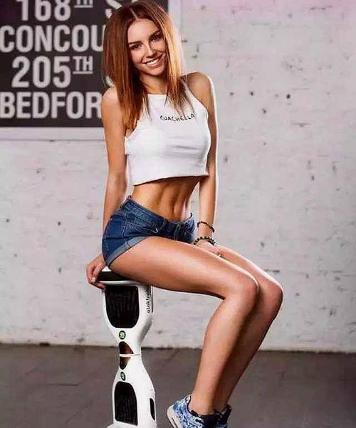 Galina Dub sở hữu chiều cao vượt trội 1,83m cùng số đo các vòng đáng mơ là 83-57-95cm. Hoạt động trong lĩnh vực người mẫu tại đất nước với quá nhiều mỹ nhân, điều khiến người mẫu Galin Dub không bị nhầm lẫn giữa “rừng” người đẹp chính là vòng 3 hoàn hảo.