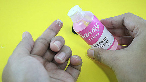 Nếu trong nhà có nước tẩy sơn móng tay, bạn cũng có thể tận dụng để khiến lớp keo 502 tự bong. Lúc này, bạn đổ nước tẩy sơn móng tay vào vết keo rồi chà nhẹ.