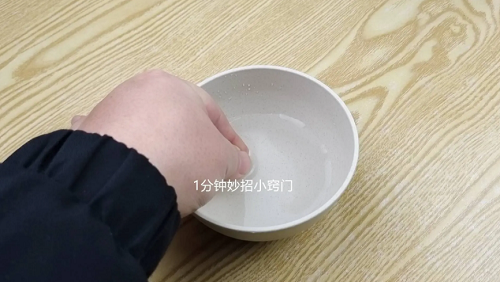 Tương tự, cồn cũng có thể hòa tan keo 502 một cách dễ dàng. Khi thực hiện, bạn đổ cồn vào chiếc cốc nhỏ, cho ngón tay dính keo 502 vào và massage đều. Thường sau vài phút, keo 502 sẽ tan ra. So với cách dùng dầu gió, dùng cồn được đánh giá mang lại hiệu quả ấn tượng hơn.