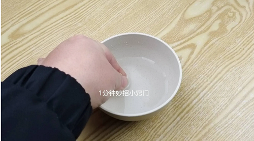 Trường hợp thứ nhất, keo 502 rơi vào tay nhưng chưa khô. Bạn chỉ cần ngâm tay vào nước ấm chừng 10 phút rồi chà xát nhẹ nhàng. Nước ấm sẽ khiến lớp keo mềm, dễ gỡ hơn rất nhiều.