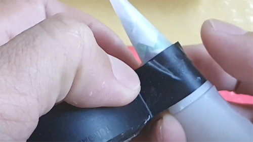 Mở nắp không dùng hết, bạn hãy đậy kín nắp càng sớm càng tốt để tránh keo đông cứng gây lãng phí. Thực vậy, keo 502 chỉ cần tiếp xúc lượng nhỏ hơi nước trong không khí sẽ bị khô.