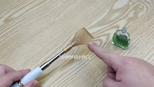 Trường hợp keo 502 rơi trên các bề mặt như gỗ hay kim loại, bạn có thể sử dụng những cách đã trình bày để làm tan keo. Nếu không có những thứ trên, chúng ta có thể nhỏ 1 giọt keo 502 lên vết keo trước, đợi vết keo mềm ra thì lấy khăn lau sạch.