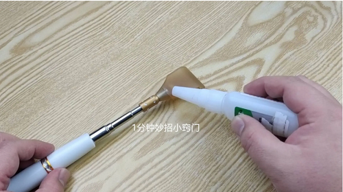 Quá trình sử dụng, keo 502 có thể dính vào tay khiến da trở nên khô cứng, dính vào những bề mặt khác. Lúc này dùng lực mạnh để tách bỏ dễ khiến da bị rách. Để tránh tổn thương da, bạn nên áp dụng mẹo khiến keo 502 tự bong.