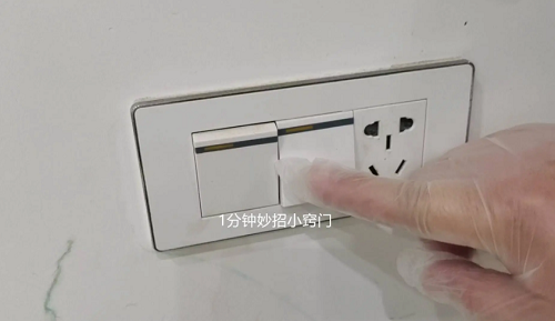 Tốt hơn, bạn nên mang theo cồn sát khuẩn để khử trùng hoặc đeo găng tay để tránh tiếp xúc trực tiếp với chúng.