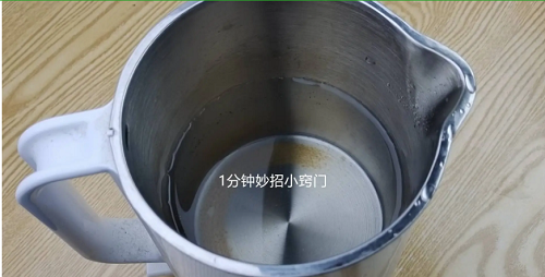 1. Ấm điện. Mục đích trang bị ấm điện trong phòng là để khách lưu trú có nước nóng pha đồ uống. Tuy vậy, hầu hết khách sạn khó kiểm soát khách sử dụng ấm điện đúng chức năng hay không.