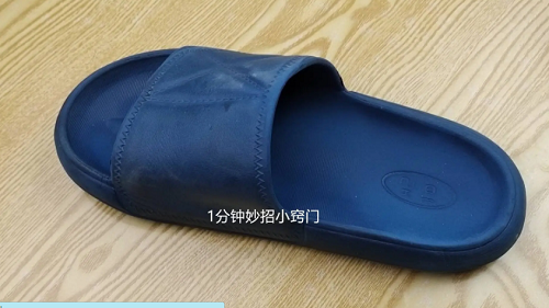 4. Dép. Để tiết kiệm chi phí, nhiều khách sạn không cung cấp dép 1 lần mà sử dụng loại dép đi trong nhà thông thường. Theo lễ tân lâu năm, tạp vụ thường chỉ tập trung lau bàn ghế, dọn giường, hiếm khi lau dép hay khử trùng. Miễn là dép không có vết bẩn nghiêm trọng, họ sẽ để nguyên vậy phục vụ đợt khách tiếp theo.