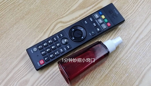 3. Điều khiển tivi, công tắc điện. Nghiên cứu từng chỉ ra, điều khiển từ xa và công tắc điện là những thứ bẩn nhất khách sạn. Vật dụng này là nơi nhiều người chạm vào, để lại lượng lớn vi khuẩn gây hại sức khỏe.