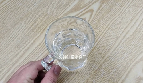 2. Cốc. Khách lưu trú thường dùng cốc uống nước, đánh răng. Nếu cốc không có vết bẩn, hầu hết tạp vụ sẽ không khử trùng, chỉ úp gọn gàng đợi phục vụ khách thuê phòng tiếp theo.