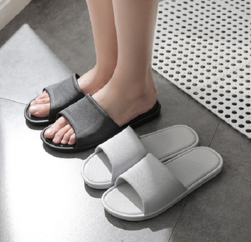 Điều đáng bàn, bệnh nấm da chân rất dễ lây lan khi sử dụng chung dép. Những đôi dép dùng chung không được khử trùng, thường bảo quản trong những góc tối ẩm thấp sẽ tiềm ẩn nhiều nguy cơ gây bệnh.