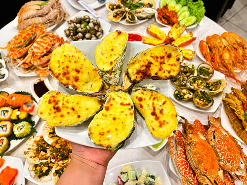 Thực phẩm chứa sữa, phô mai. Những món ăn có thành phần bơ, sữa thường dễ hỏng hơn các món khác. Vì vậy, nếu thấy món ăn có dấu hiệu kéo màng, rìa xung quanh cứng do nhiệt độ lạnh thì bạn không nên ăn. Rất có thể chúng đã để lâu, chất lượng không còn đảm bảo.