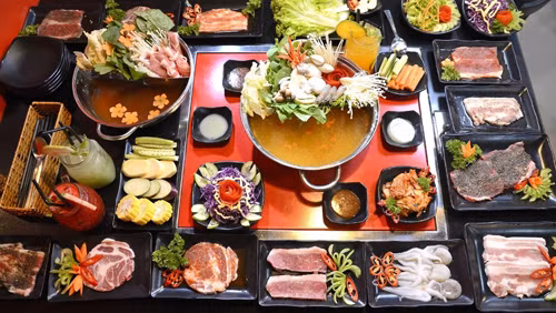 Với những món lạ, nên thử trước một ít. Nếu thấy hợp khẩu vị thì lấy đủ dùng. Đừng thấy món ăn trông bắt mắt mà lấy thật nhiều, ăn cố. Việc này vừa giúp bạn tránh các trường hợp dị ứng lại không lãng phí thực phẩm.