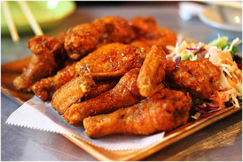 Thực phẩm chiên. Thực phẩm chiên dễ dàng chinh phục thực khách bởi vẻ ngoài hấp dẫn lẫn hương vị thơm ngon. Tuy vậy, đây lại là món tốt nhất không nên ăn nhiều khi đến nhà hàng buffet. (Ảnh minh họa)