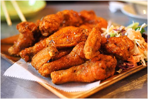 Thực phẩm chiên. Thực phẩm chiên dễ dàng chinh phục thực khách bởi vẻ ngoài hấp dẫn lẫn hương vị thơm ngon. Tuy vậy, đây lại là món tốt nhất không nên ăn nhiều khi đến nhà hàng buffet. (Ảnh minh họa)