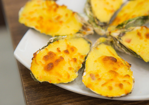 Một lý do khác bạn nên ăn ít thực phẩm chứa bơ sữa, phô mai là chúng chứa lượng lớn calo, ăn nhiều rất nhanh no. Nắm được điều này, nhiều nhà hàng buffet bày trí các món chứa phô mai như hàu nướng phô mai ở những vị trí dễ thấy, thu hút người ăn.