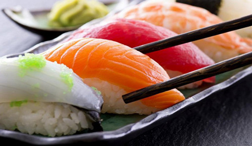 Sushi. Lý do bạn không nên ăn quá nhiều sushi khi ăn tiệc buffet là chúng sẽ khiến bạn nhanh no. Được biết, sushi là món ăn truyền thống tại Nhật Bản, làm từ nguyên liệu chính là cơm trộn giấm với các loại thịt, hải sản, rau củ tươi.