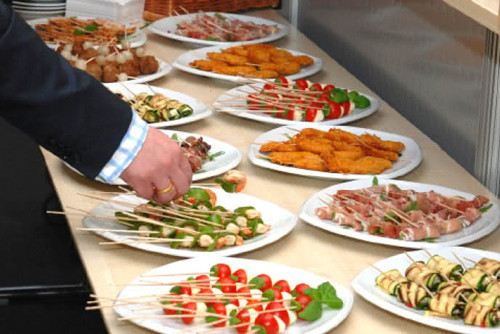 Để trải nghiệm nhiều món khi đi ăn buffet, bạn nên đi dạo 1 vòng quanh khu vực bày thực phẩm để nắm được nhà hàng phục vụ những món gì. Khi chọn món, nên ăn các món khô trước rồi đến đồ có nước, đồ chiên xào. Đồ ngọt nên ăn cuối bữa.