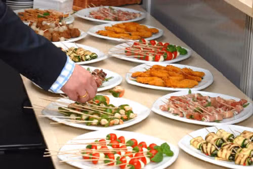 Để trải nghiệm nhiều món khi đi ăn buffet, bạn nên đi dạo 1 vòng quanh khu vực bày thực phẩm để nắm được nhà hàng phục vụ những món gì. Khi chọn món, nên ăn các món khô trước rồi đến đồ có nước, đồ chiên xào. Đồ ngọt nên ăn cuối bữa.