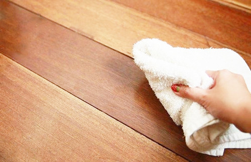 Lau nhà bằng khăn khô. Những ngày nồm ẩm, chị em nên sử dụng khăn khô, có khả năng hút nước để lau nhà. Bằng cách này, chúng ta giúp sàn nhà sạch sẽ và khô ráo, khác biệt hoàn toàn so với cách dùng khăn ướt lau nhà như thông thường.