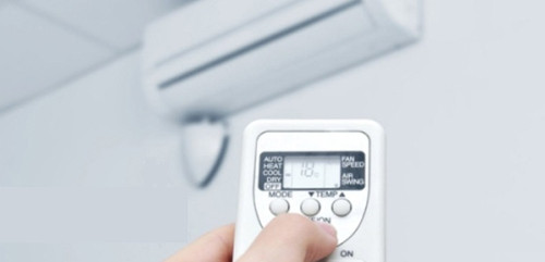 Bật điều hòa chế độ khô. Khởi động chế độ “dry”, không khí trong phòng sẽ đi qua máy lạnh, một lượng lớn hơi nước sẽ ngưng tụ tại dàn lạnh. Tiếp đó, máy sẽ thổi phần không khí khô ra phòng, nước đọng sẽ được dẫn ra ngoài thông qua ống dẫn. Đây là cách chống nồm tốt nhất, không cần phải mua máy hút ẩm chuyên dụng mà vẫn đảm bảo nhà khô sạch, lưu thông không khí, đảm bảo sức khỏe cho các thành viên trong gia đình.