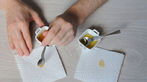 Tận dụng giấy thấm dầu hoặc giấy báo, nhỏ một giọt mật ong lên. Nếu mật vo tròn, tan chậm hoặc không tan thì là mật ong thật. Trường hợp mật nhanh chóng loãng ra, thấm vào giấy thì không phải mật ong nguyên chất.