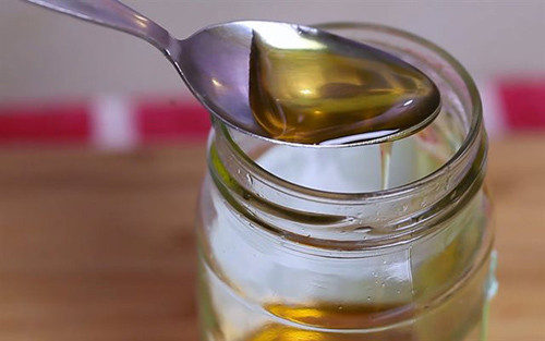 Dùng một lượng nhỏ mật ong mẫu cho vào cốc hoặc thìa sạch, hơ lửa cho đến khi nước bay hơi thì để mật nguội tự nhiên. Quan sát nếu phần cặn mềm chứng tỏ là mật nguyên chất; phần cặn cứng là mật được trộn với đường.