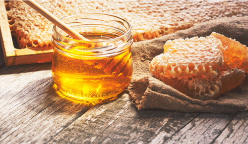 Để phát hiện mật ong có trộn bột mì, tinh bột hay không, bạn cho một lượng nhỏ vào cốc, đổ nước sôi rồi đợi nguội, cho ít muối iot vào, nếu mật chuyển màu xanh lục, xanh lam chứng tỏ có tinh bột và đường trắng. Nếu mật nổi váng trắng chứng tỏ mật trộn với đường mạch nha.