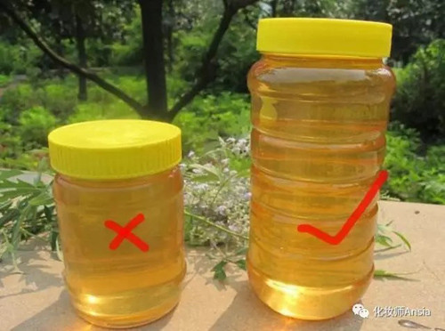 Mật ong pha đường thường không trong, đục, không có mùi thơm của hoa. Dùng hai ngón tay xoa mật, mật thật sẽ có độ kết dính cao trong khi mật giả có hạt sần sùi hoặc chứa đường.