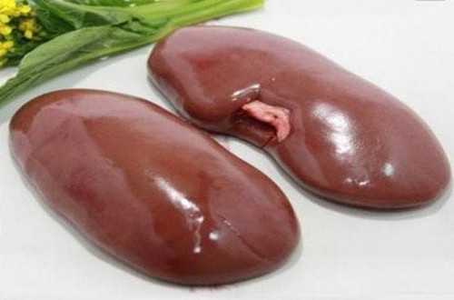 5. Thận. Nhiều người thích ăn thận để bồi bổ cơ thể. Thực tế, thường xuyên ăn thận lợn không những không bổ mà còn tích tụ kim loại nặng, dẫn đến tắc nghẽn mạch máu não và các bệnh về tim mạch.