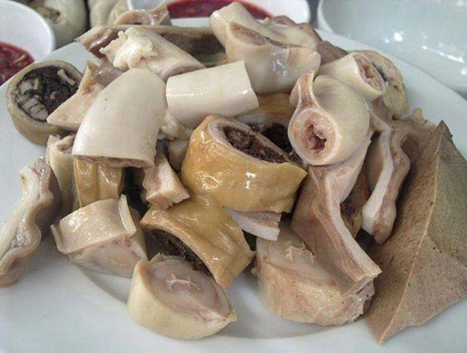 Bên cạnh đó, lòng là nơi bài tiết, chứa nhiều chất thải và chất độc, được đánh giá là phần bẩn nhất ở lợn. Quá trình vệ sinh không kỹ dễ tồn đọng lượng lớn vi khuẩn và virus gây hại sức khỏe.