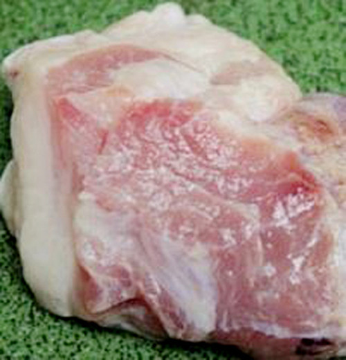 3. Thịt cổ. Thịt cổ cũng là phần bẩn nhất trên lợn. Có hai lý do không nên chọn cổ lợn làm thực phẩm. Thứ nhất, cổ là nơi thợ mổ chọc tiết, chắc chắn dính huyết từ cơ thể chảy ra. Trong lúc chờ đợi được xẻ thịt đem bán, vết thương hở dính huyết này thường được đặt trên sàn mổ, thu hút lượng lớn vi khuẩn, dính chất bẩn xung quanh, khó làm sạch hoàn toàn.