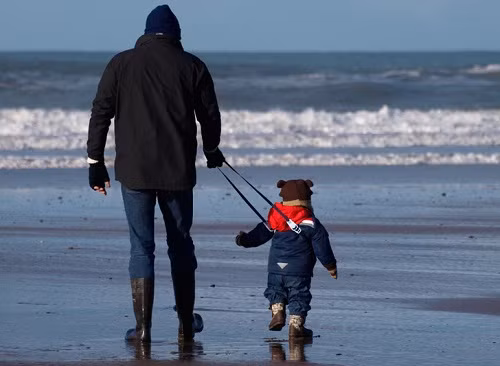 Xich tay con khi di sieu thi, hot mom gay tranh cai-Hinh-2