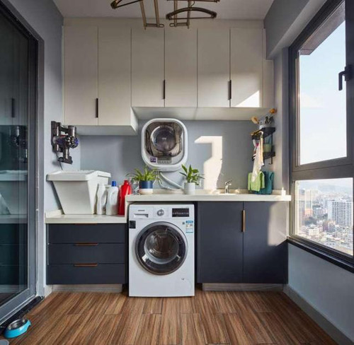 Máy giặt là thiết bị gia dụng phổ biến, hầu hết các gia đình đều có. Dù vậy sử dụng máy giặt đúng cách không phải ai cũng tường tận. Chẳng hạn, máy giặt dùng xong nên mở hay đóng cũng khiến nhiều người băn khoăn. (Ảnh: ABLW, minh họa)