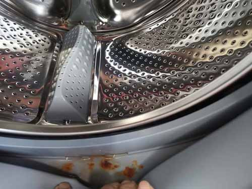 Dùng khăn lau khô, bạn cần đặc biệt chú ý đến phần gioăng cao su. Nếu không lau phần này, bạn mở cửa máy giặt cũng vô ích, rất khó để thoát hơi nước một cách tự nhiên. Thực tế, phần gioăng cao su là nơi nấm mốc tích tụ nhiều nhất.