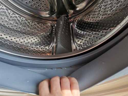 Để đảm bảo máy giặt luôn sạch, ngoài việc mở cửa máy sau khi giặt, chuyên gia khuyên nên vệ sinh thường xuyên. Nghiên cứu chỉ ra, máy giặt sử dụng khoảng ba tháng sẽ xuất hiện những vi khuẩn cứng đầu, thậm chí lượng vi khuẩn còn nhiều hơn trong bồn cầu.