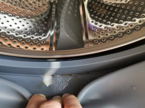 Sau khi lau, bạn mở cửa máy giặt để hơi nước thoát ra. Tuy vậy, chỉ nên mở cửa máy giặt đến khi hơi nước bay hết rồi đóng lại. Việc làm này tránh chuột, côn trùng chui vào làm mất vệ sinh không gian bên trong máy.