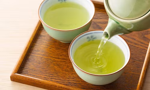 Uống trà khi đói cũng không có lợi. Uống trà thời điểm này khiến bạn tăng nguy cơ đối diện các bệnh về dạ dày, tiêu hóa, hiện tượng “say” với các biểu hiện như chóng mặt, chân tay bủn rủn, cồn cào.