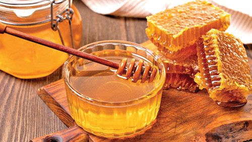 Bạn có thể tận dụng giấy thấm dầu hoặc giấy báo nhỏ một giọt mật ong lên. Nếu mật vo tròn, tan chậm hoặc không tan thì là mật ong thật. Trường hợp mật nhanh chóng loãng ra, thấm vào giấy thì không phải mật ong nguyên chất.