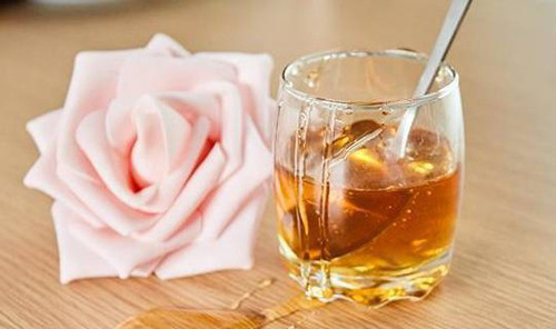 Để nhận biết mật ong thật, bạn nên chú ý quan sát màu sắc, hương vị của chúng. Chẳng hạn, mật ong thật thường nổi nhiều bọt trên bề mặt. Trong khi đó, mật ong giả thường ít hoặc không có bọt.