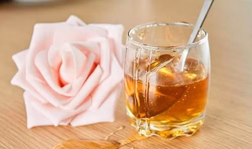 Để nhận biết mật ong thật, bạn nên chú ý quan sát màu sắc, hương vị của chúng. Chẳng hạn, mật ong thật thường nổi nhiều bọt trên bề mặt. Trong khi đó, mật ong giả thường ít hoặc không có bọt.