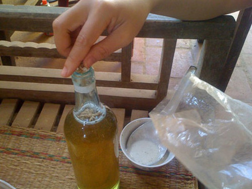 Mật ong giả còn có khả năng chứa chất điều vị, hương liệu không rõ nguồn gốc để mô phỏng mùi vị của mật ong thật. Tiêu thụ những chất này thời gian dài gây ra những tổn thương không thể hồi phục cho gan và thận, thậm chí tác hại chúng gây ra còn độc hơn dầu thải.